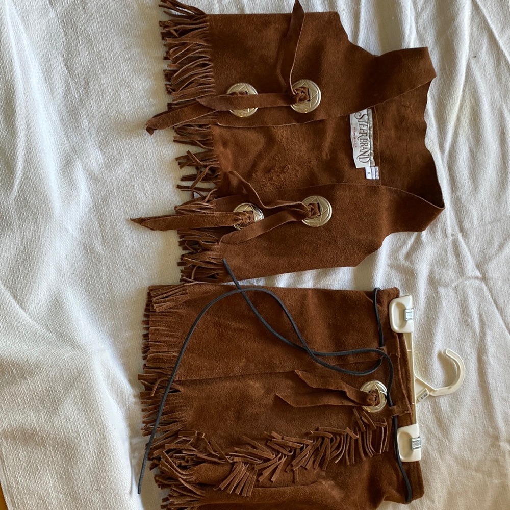 Vintage Childs outfit. size small . Vest & skirt w/ tassels.